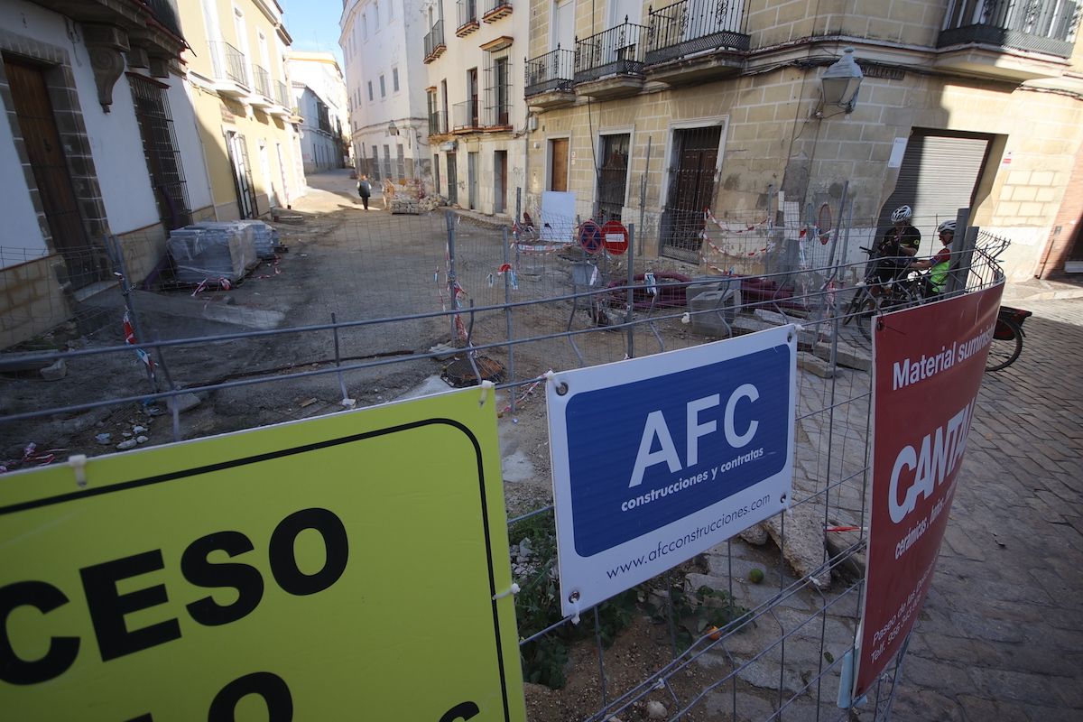 Las obras de la plaza San Juan, paradas tras la espantada de la empresa.
