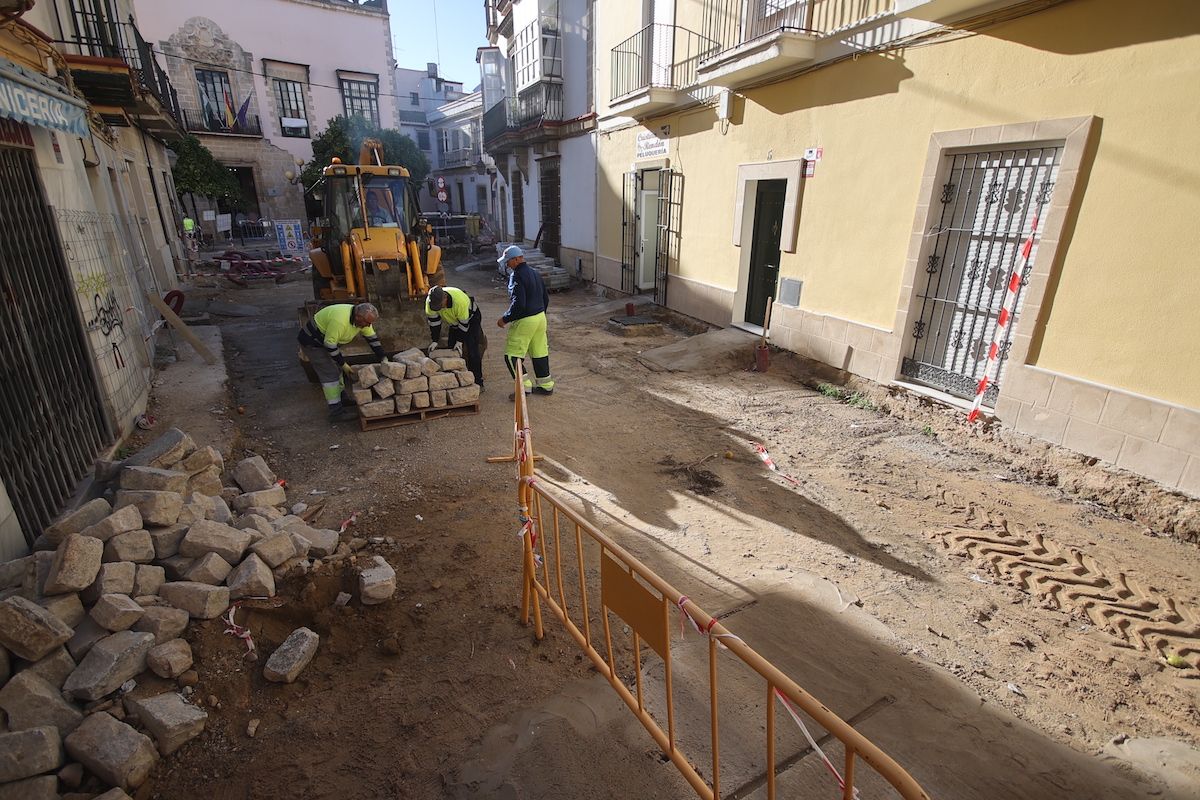Operarios de la empresa que actuaba en plaza San Juan, dejando los trabajos, en una imagen de hace unos días.