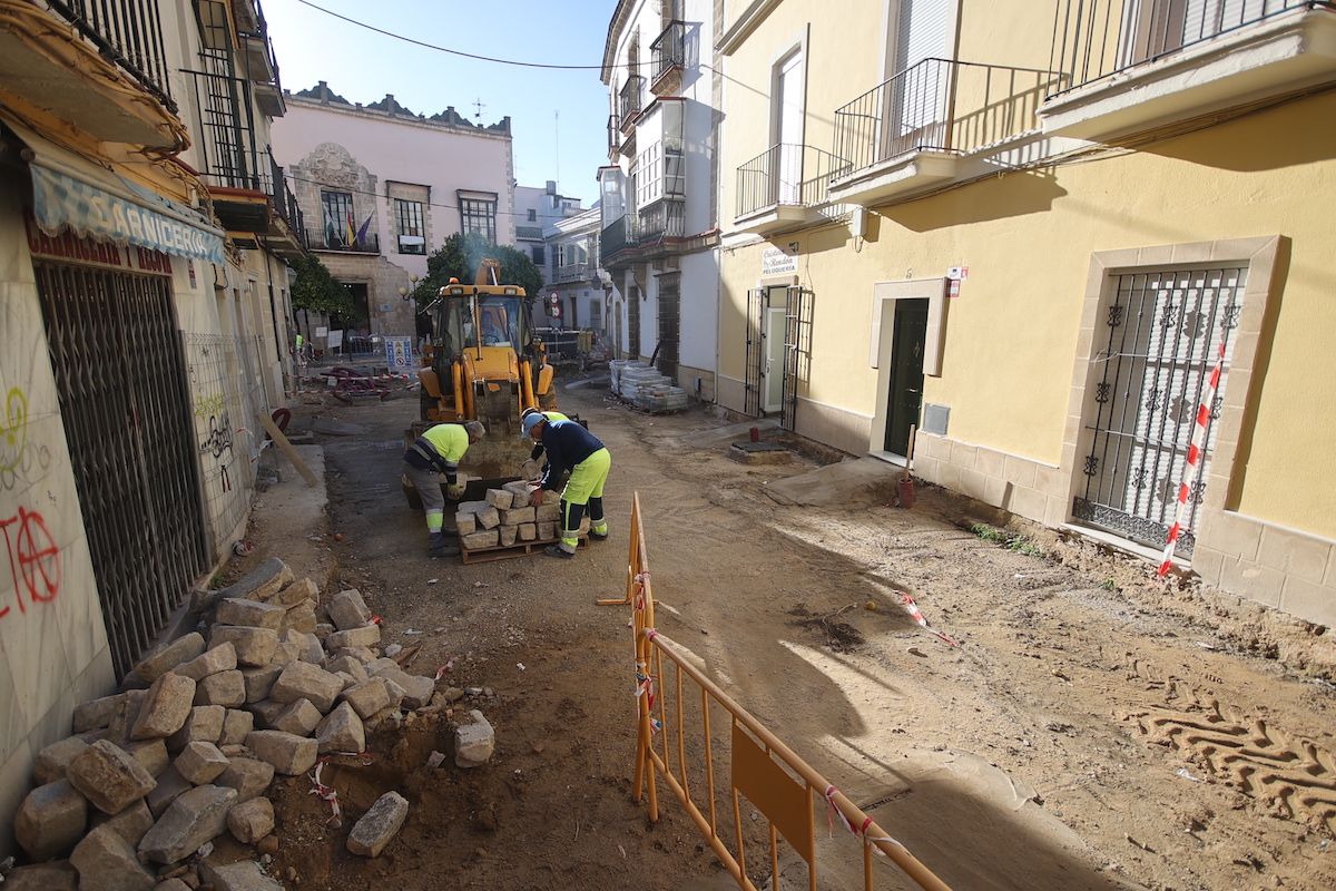 Trabajadores de la empresa que ejecutaban la obra en plaza San Juan, llevándose material.