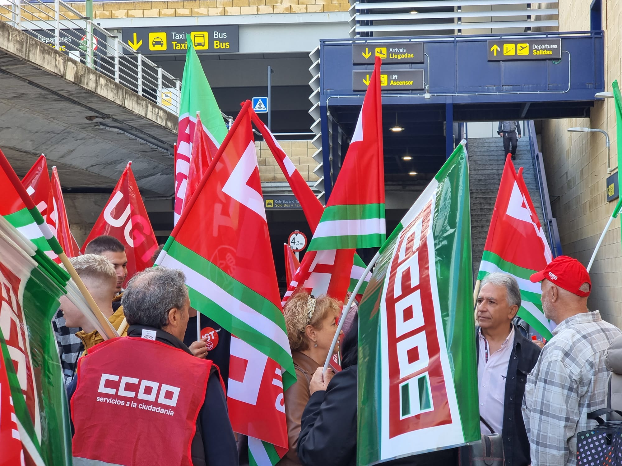 Protesta de CCOO y UGT en el aeropuerto de Sevilla.