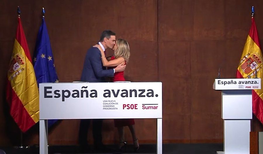 Yolanda Díaz y Pedro Sánchez en la presentación del acuerdo entre PSOE y Sumar.