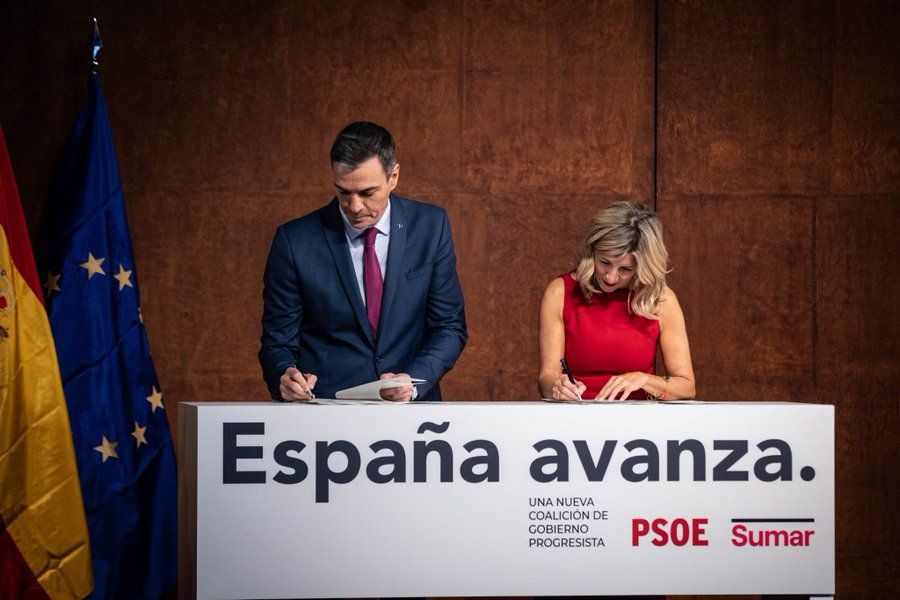 Yolanda Díaz y Pedro Sánchez en la firma del acuerdo entre Sumar y PSOE.