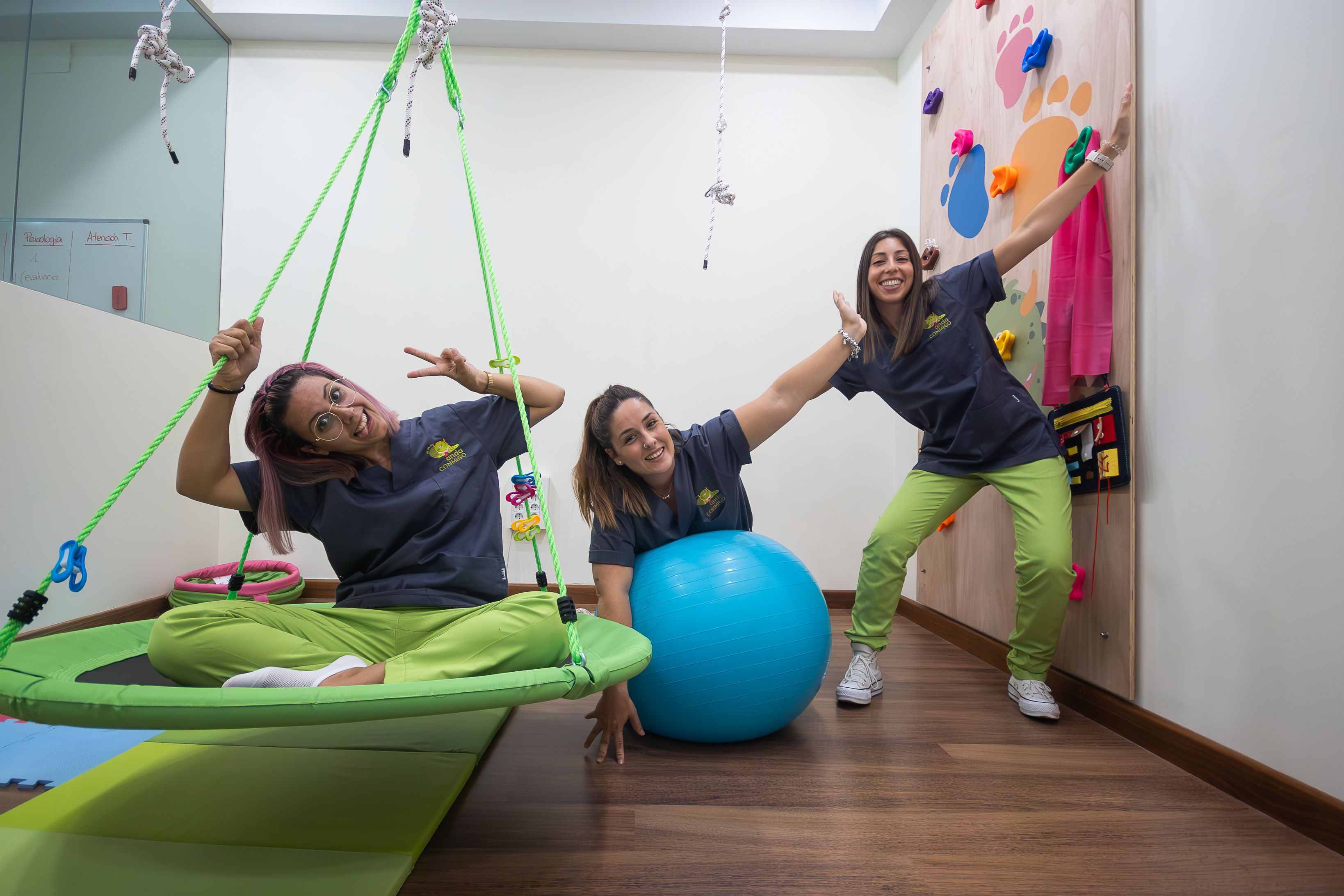Itziar, Amanda y Marta forman el equipo del centro de terapias infantiles Anda Conmigo en San Fernando.
