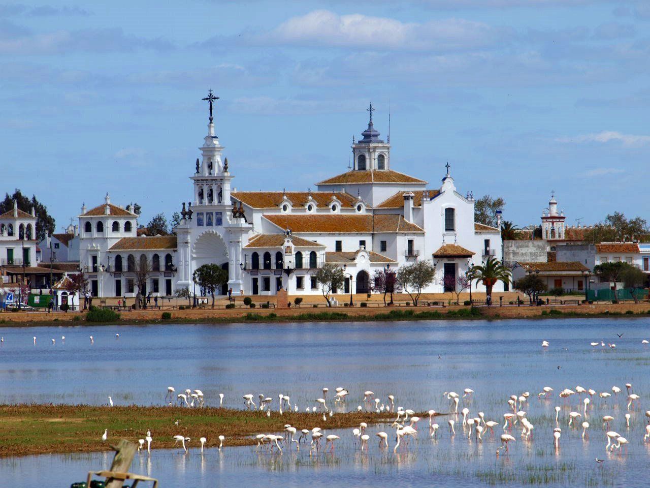 La ermita del Rocío, con la Madre de las Marismas frente a ella.