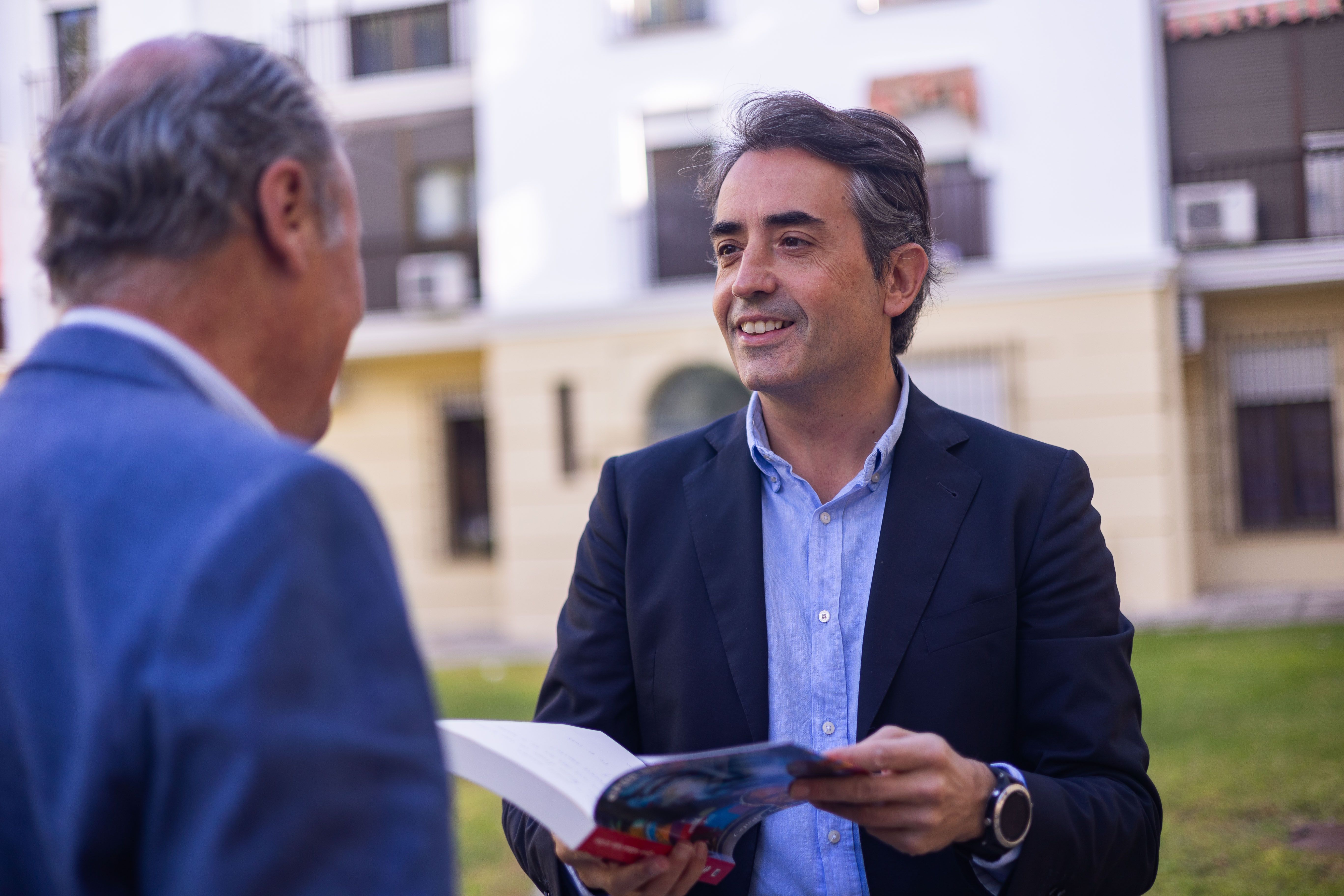 Antonio Saldaña charla con José Antonio Salas.