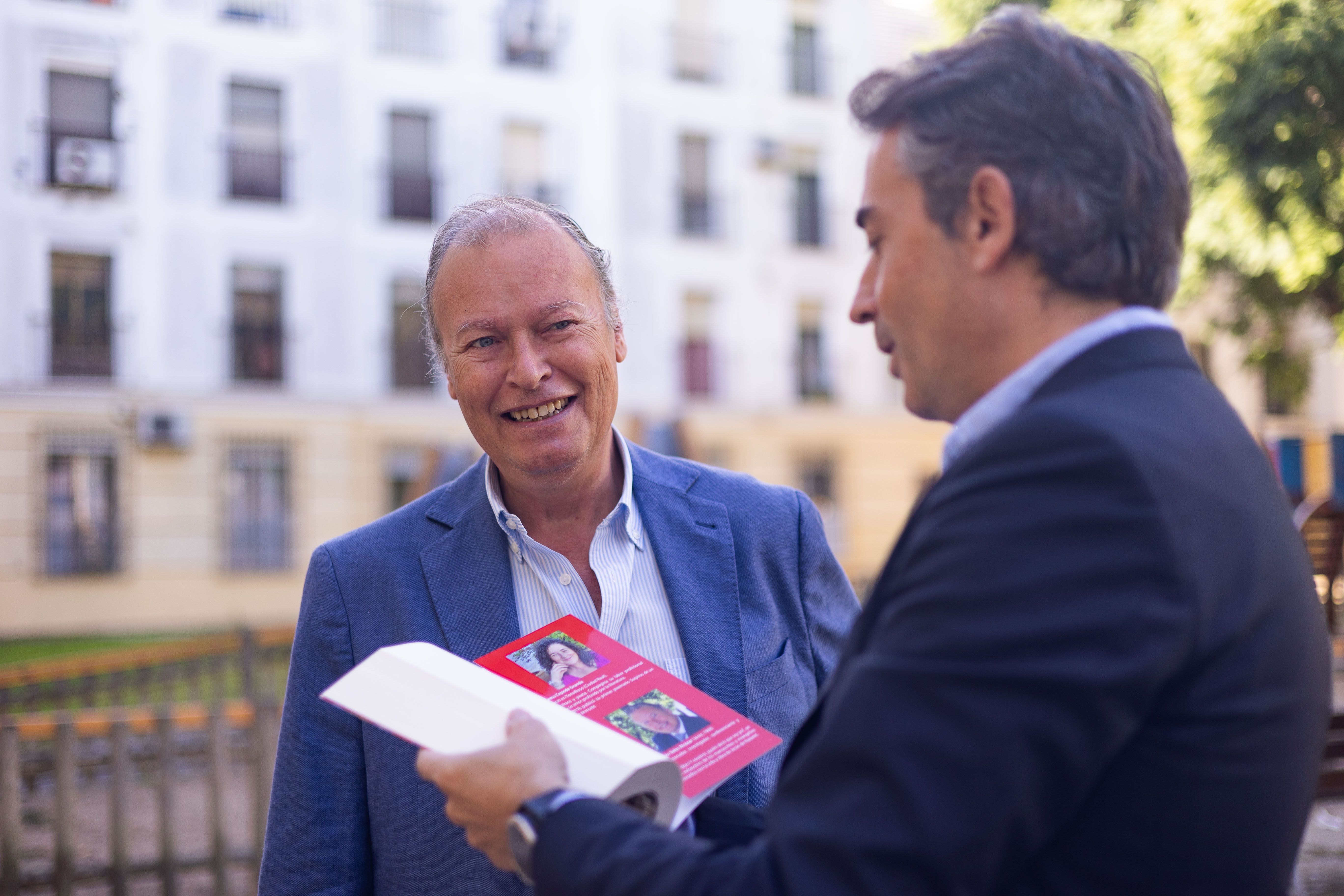Saldaña y Salas charlan poco después de la entrevista.