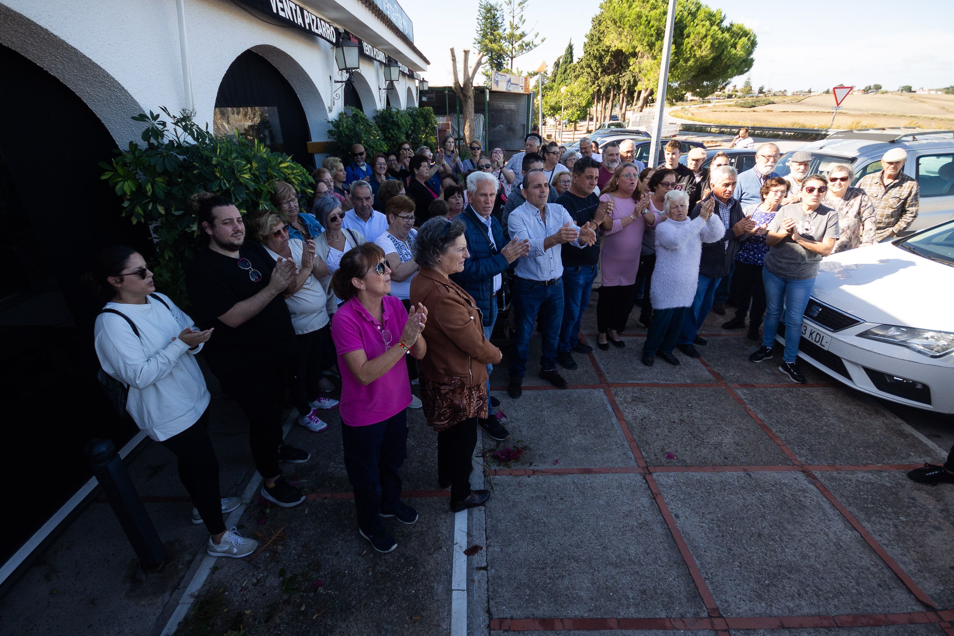 En la imagen de este martes a mediodía, vecinos de la pedanía de Cuartillos protestando contra los cortes sufridos.