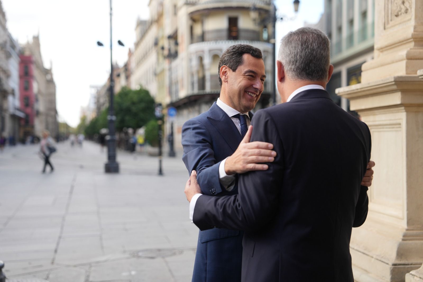 Juanma Moreno, presidente de la Junta, y José Luis Sanz, alcalde de Sevilla.