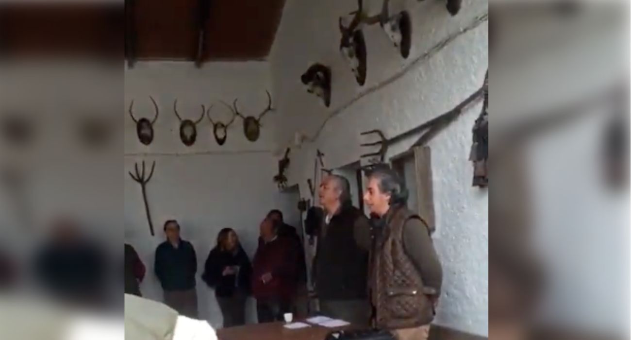 Un grupo de cazadores, cantando el 'Cara al sol'.