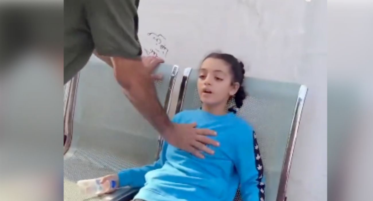La pequeña, en shock, tras ver cómo han matado a su madre tras un ataque israelí.