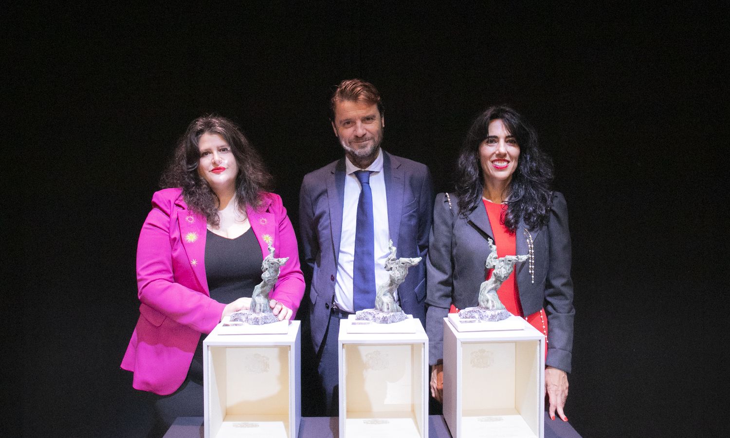 La Academia San Dionisio entrega los Premios a la Excelencia en las Ciencias, Artes y Letras. En la imagen, los tres premiados con sus respectivos trofeos. 