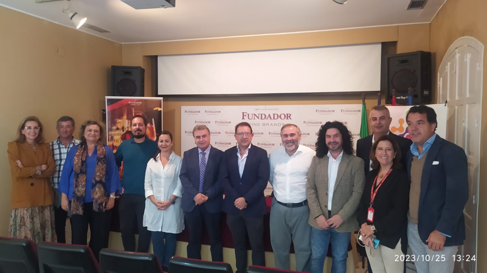 Mariscal, en el centro, rodeado de miembros del Clúster tras la asamblea.