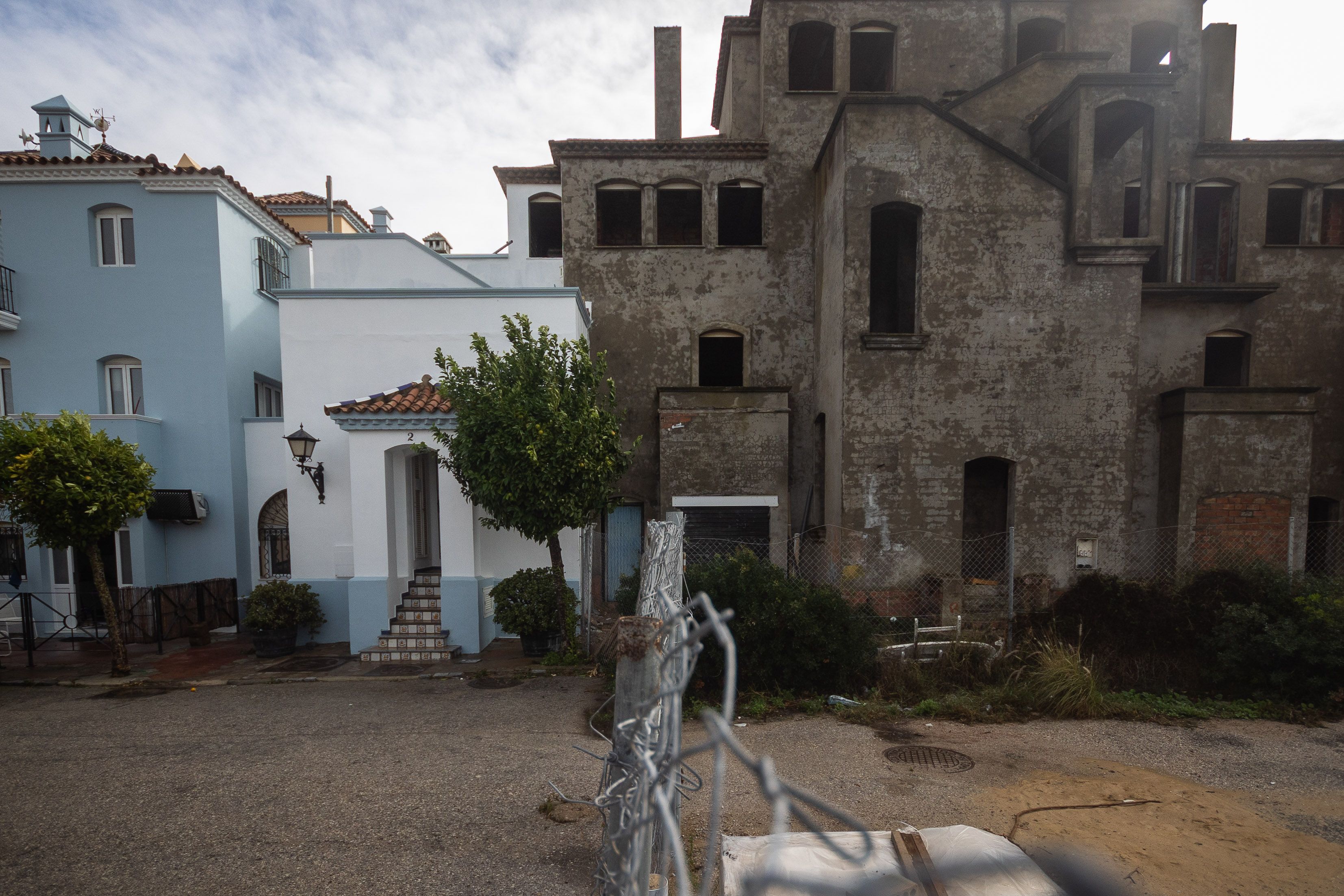 Edificios abandonados en el pueblo marinero.
