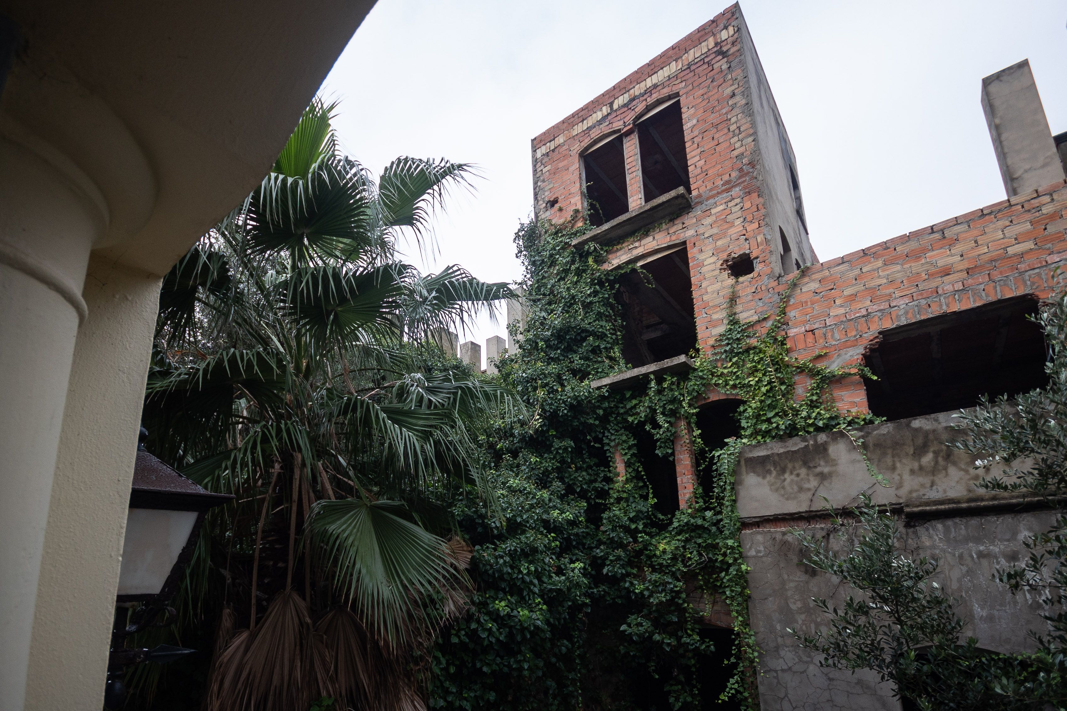 Una de las casas inacabadas en el enclave.