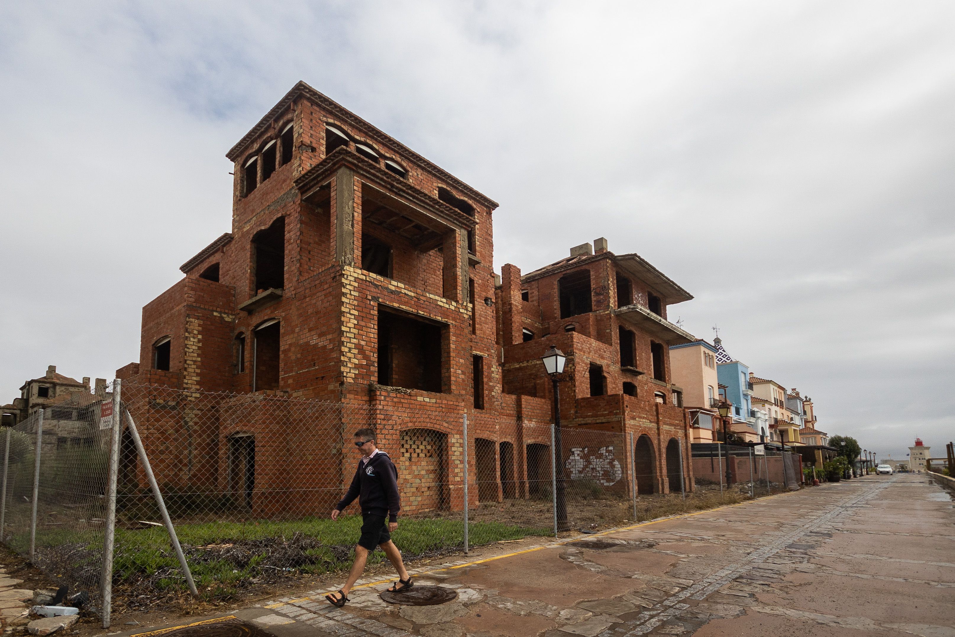 Vallado de las parcelas con edificios sin terminar en Puerto Sherry.
