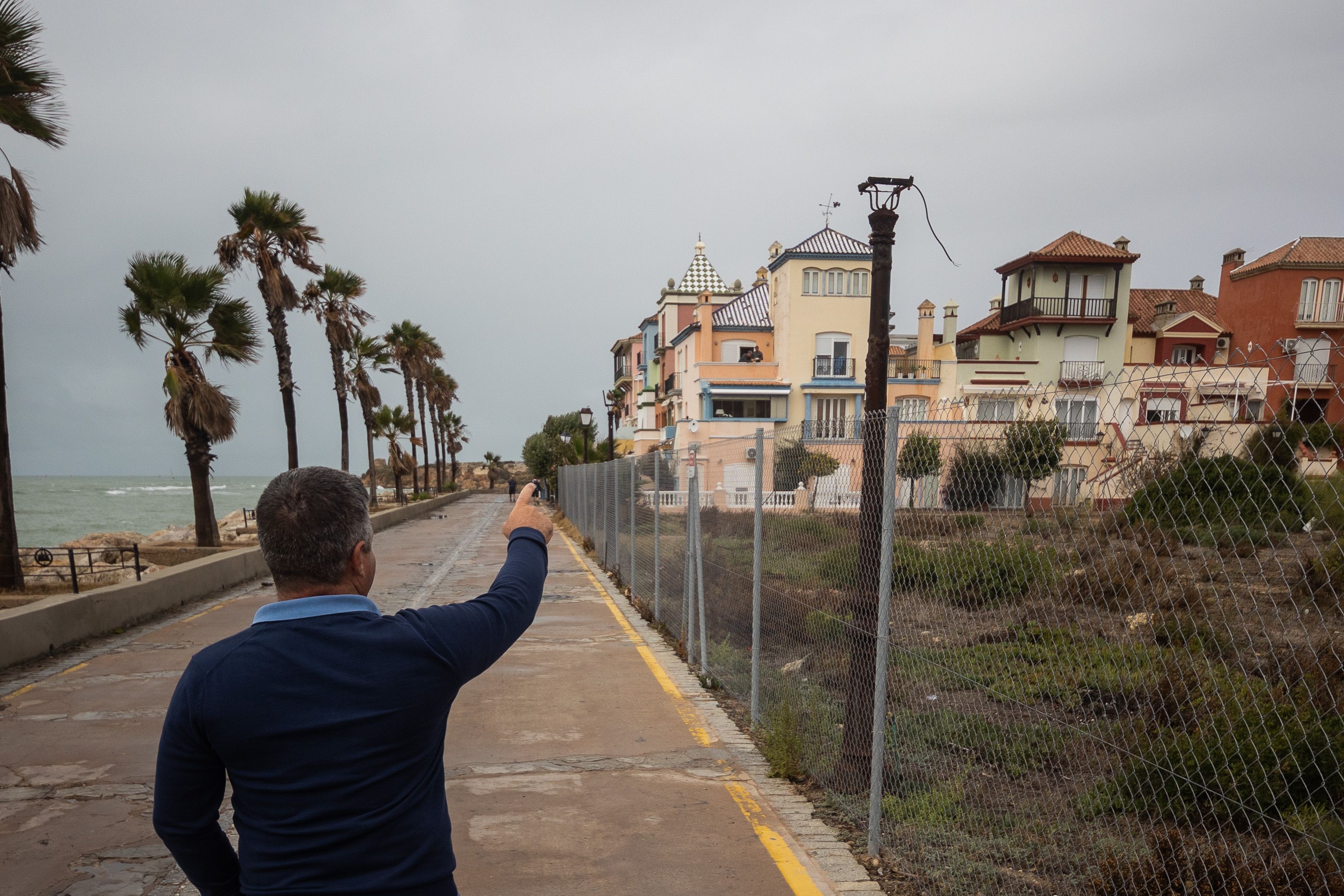 Ramón explica el estado de las farolas en la zona.