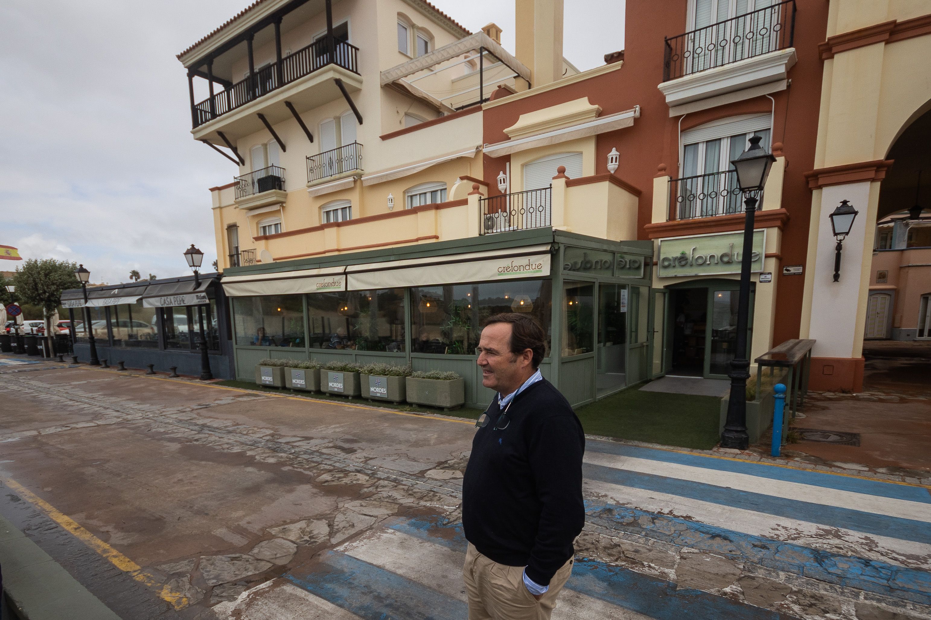 Juan Pedro delante del restaurante Crefondue. 