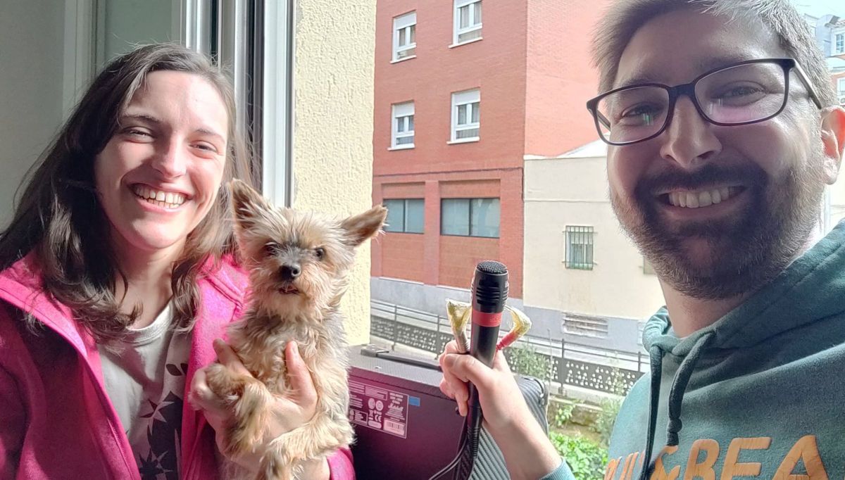Marina López y José María Rodríguez, en la ventana desde la que cada tarde dan conciertos a su calle por la cuarentena.