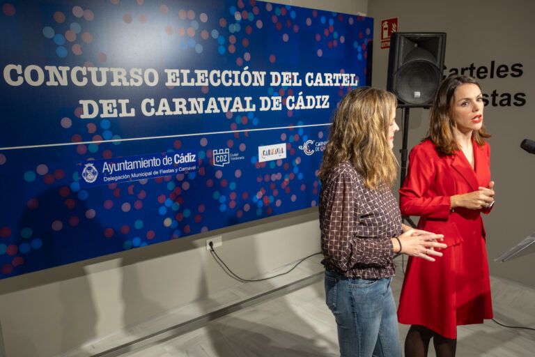 Las concejalas Maite González y Beatriz Gandullo, durante su comparecencia en la Casa del Carnaval.