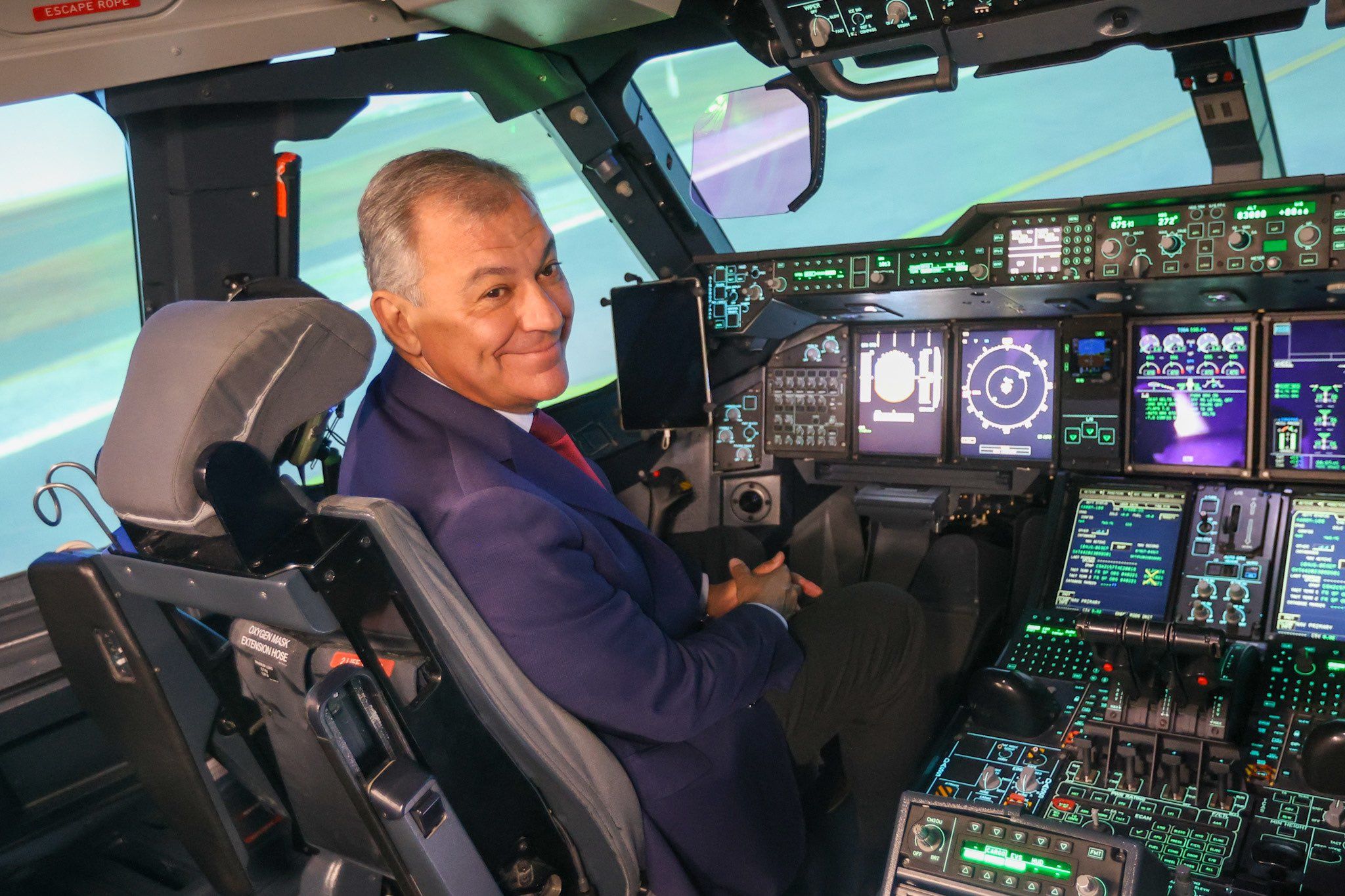 José Luis Sanz, alcalde de Sevilla, en un simulador de cabina durante una visita a Airbus, en una imagen de archivo.