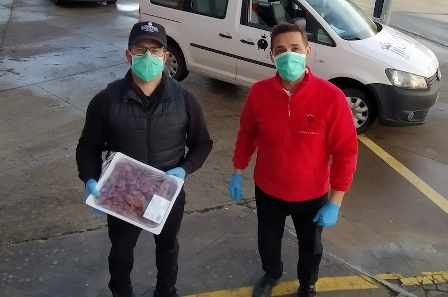 Un momento de la entrega de los chicharrones a los bomberos de Jerez.