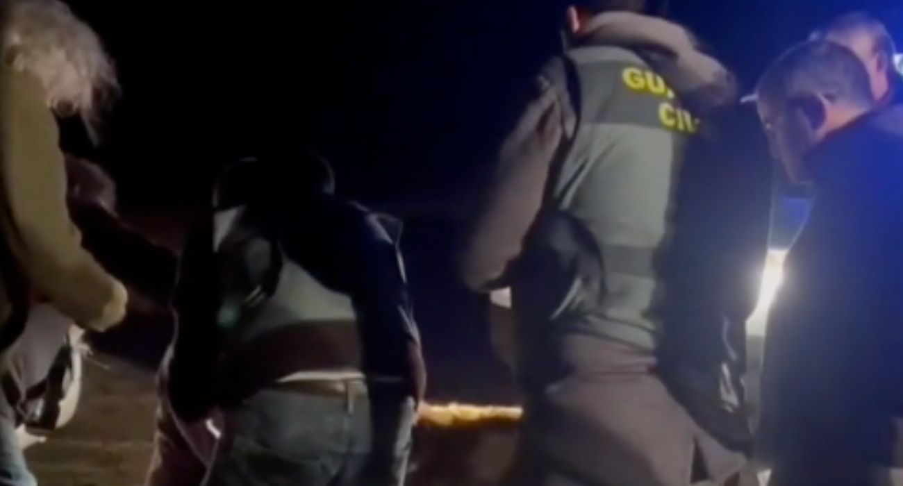 Agentes de la Guardia Civil, con uno de los perros que atacó mortalmente a una joven en un pueblo de Zamora. Agentes de la Guardia Civil, con uno de los perros que atacó mortalmente a una joven en un pueblo de Zamora.