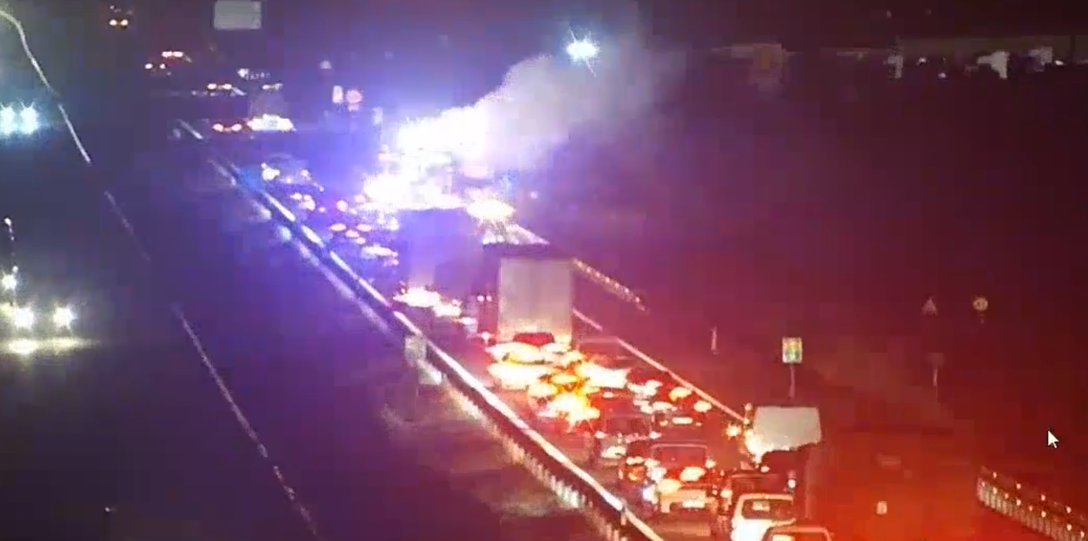 Imagen del incendio del vehículo en la A-92 a la altura de Mairena del Alcor, entrando en Sevilla capital.