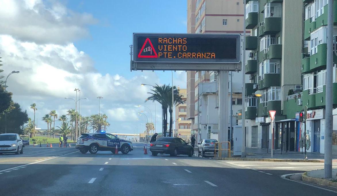 Blindaje del acceso principal a Cádiz capital, en una imagen subida a Twitter por la cuenta del alcalde.