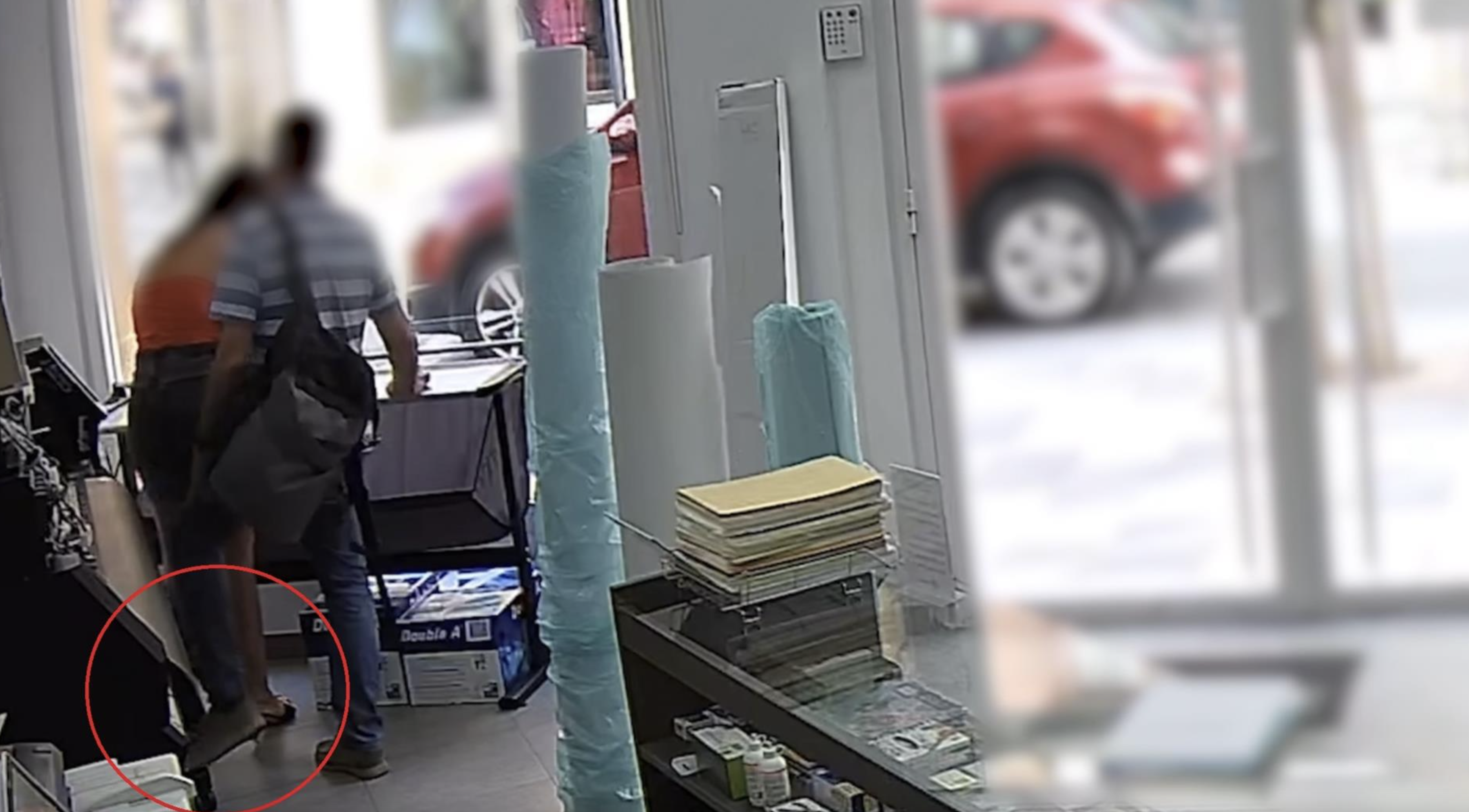 Un hombre graba con una cámara oculta en su zapato bajo la falda de la dueña de un comercio en Almería.