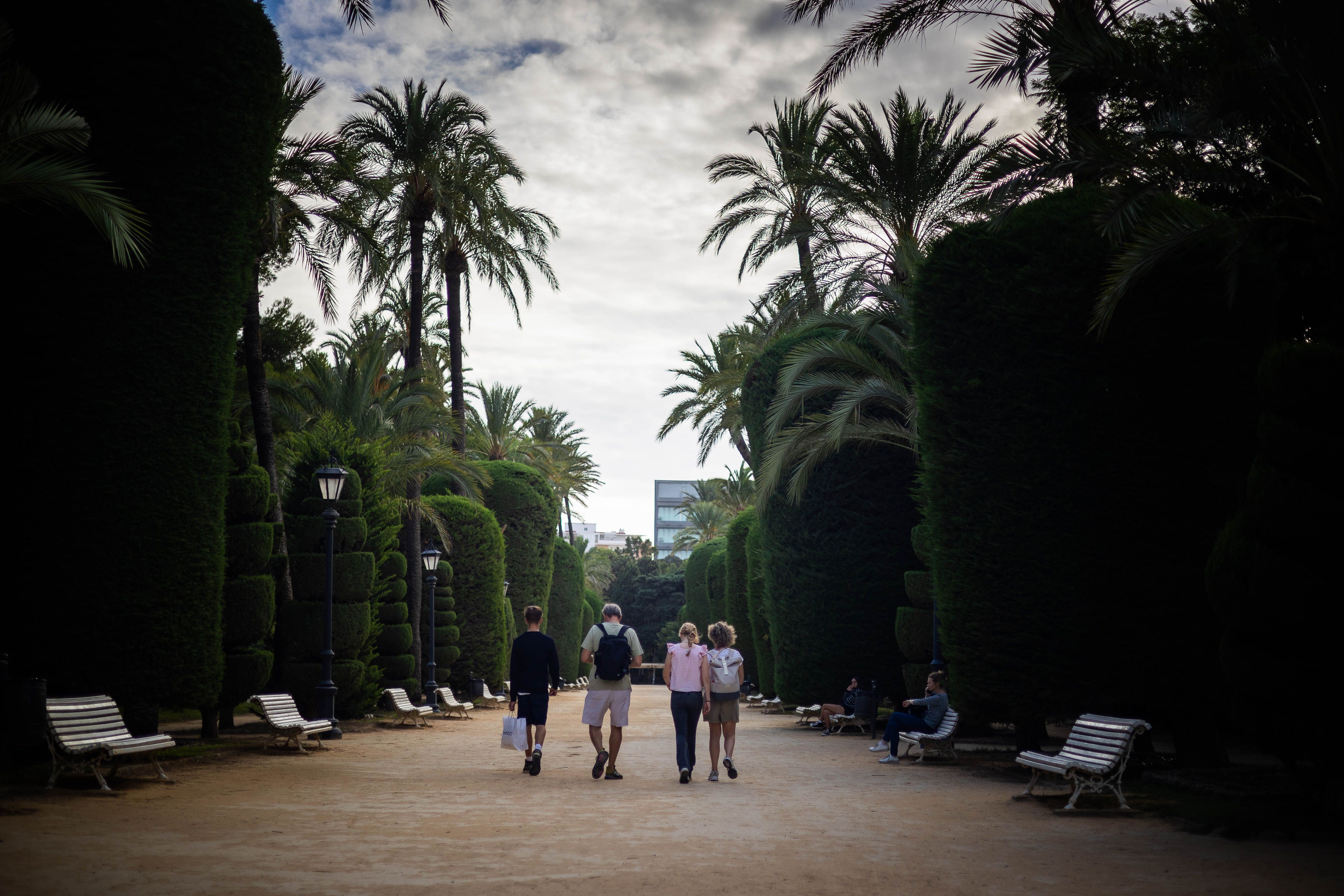 El parque Genovés, en una imagen de archivo, en el tramo que transcurre ante el teatro.   MANU GARCÍA