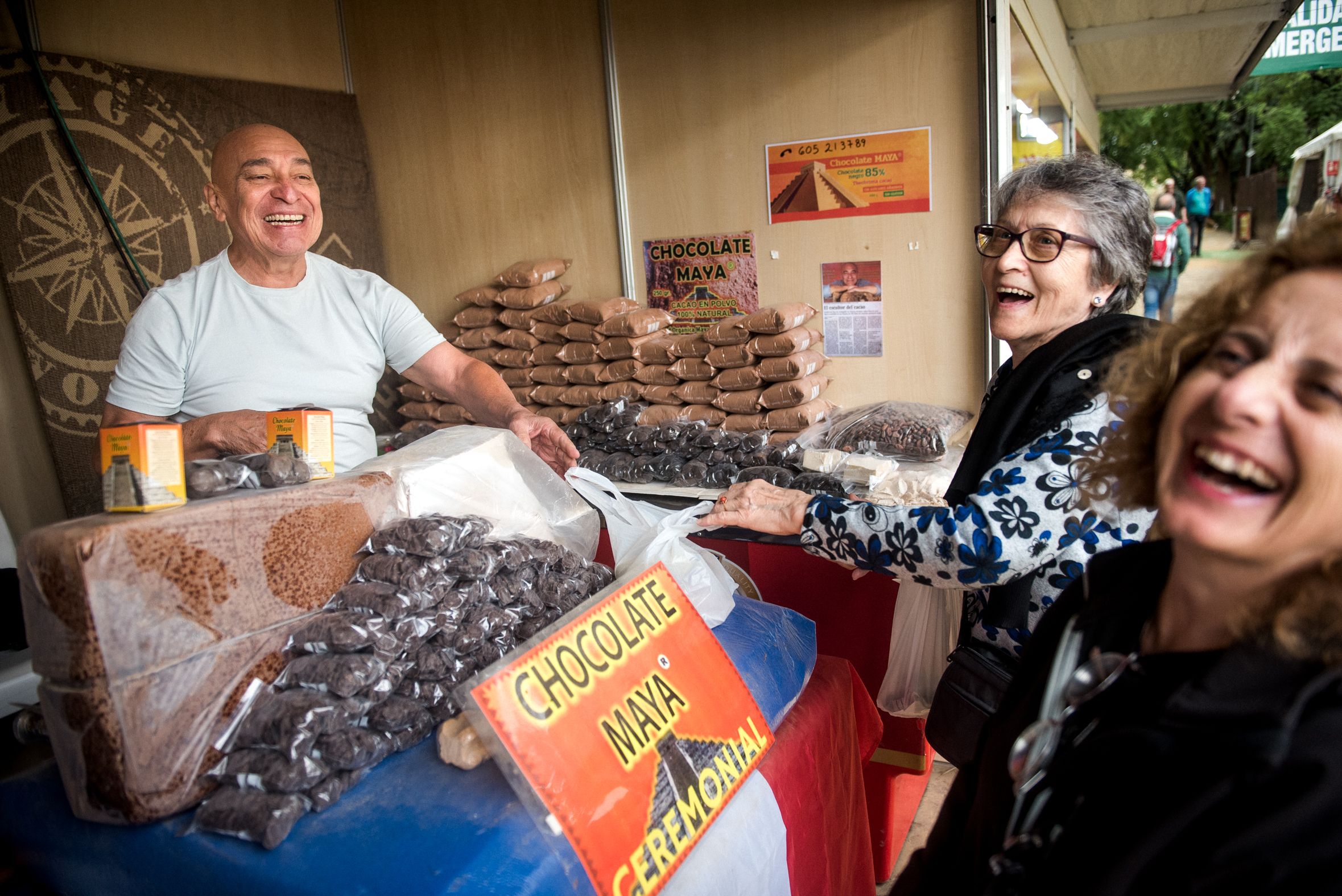 Guillermo Xiu, en su puesto del Festival de las Naciones, en Sevilla.