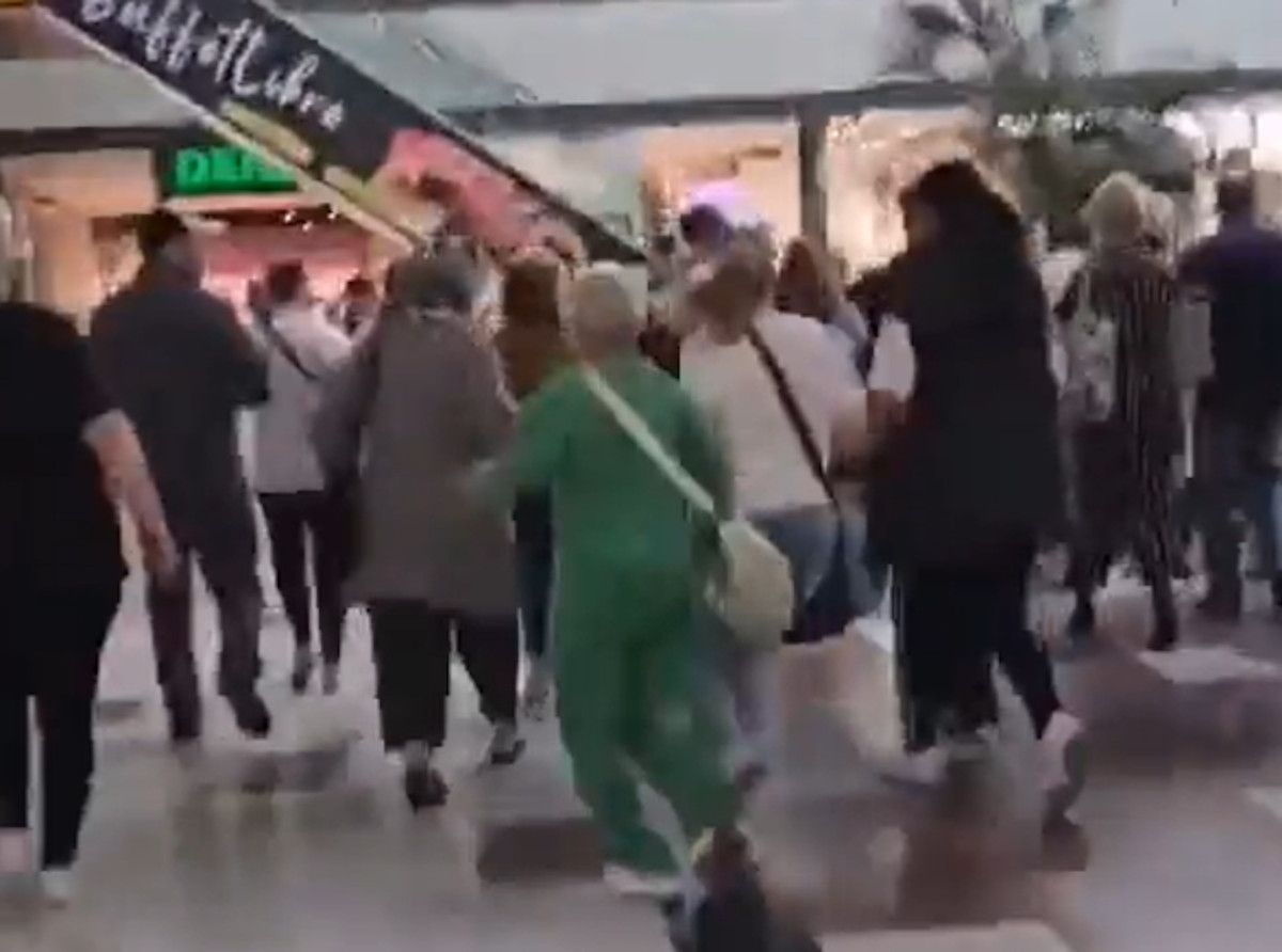 Aviso de emergencia en un centro comercial de Roquetas de Mar. Aviso de emergencia en un centro comercial de Roquetas de Mar.