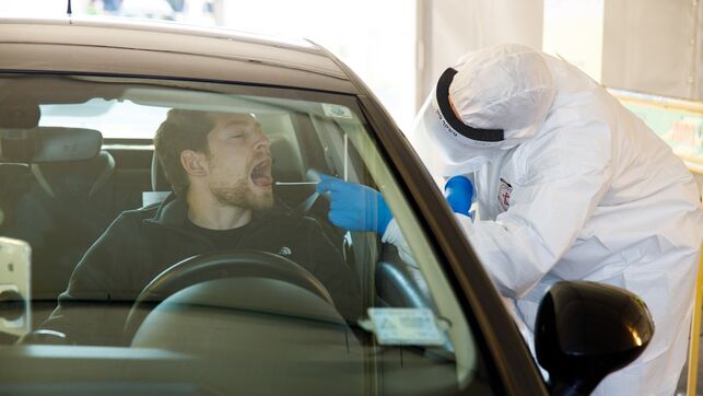 Un sanitario tomando una muestra a un paciente en un coche, en Málaga. FOTO: ELDIARIO.ES