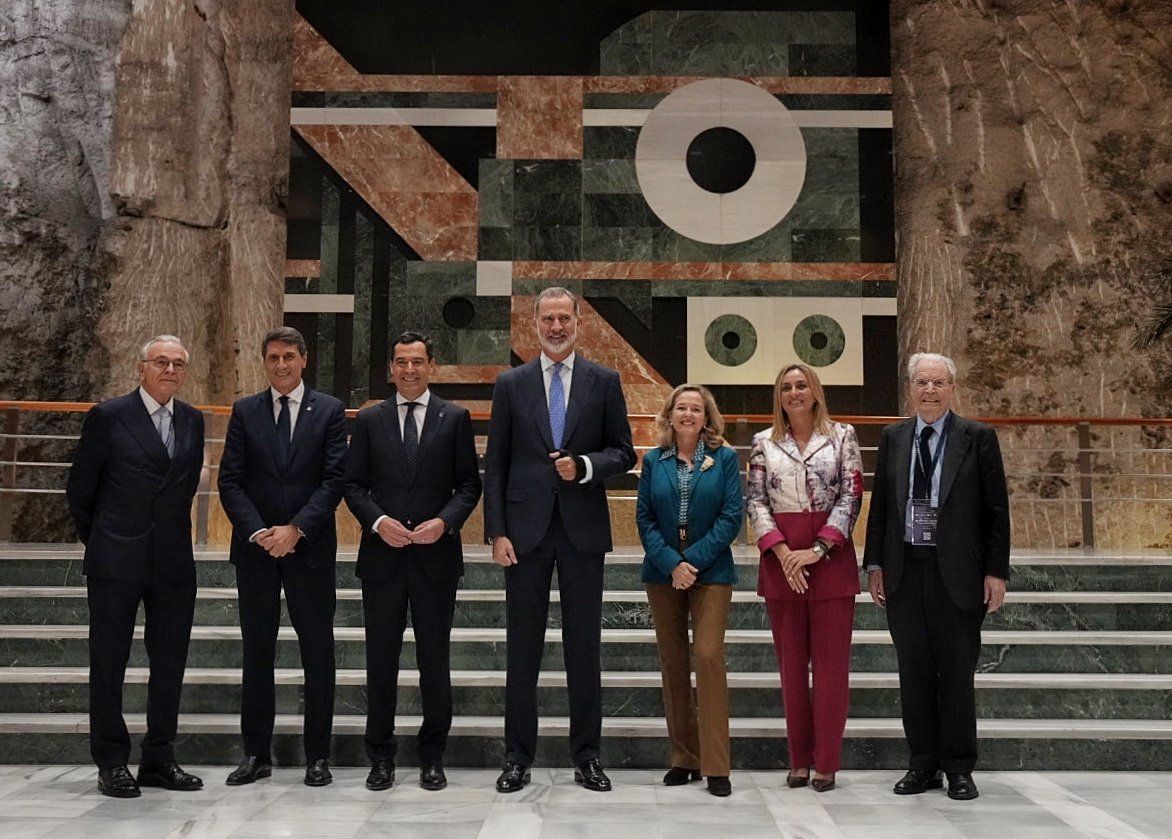 Juanma Moreno junto a empresarios, el rey Felipe VI y Nadia Calviño en Granada.