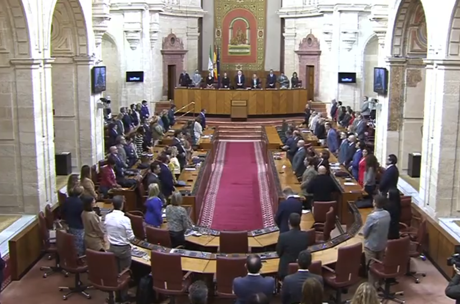El Parlamento andaluz guarda un minuto de silencio por 'Pipo'.