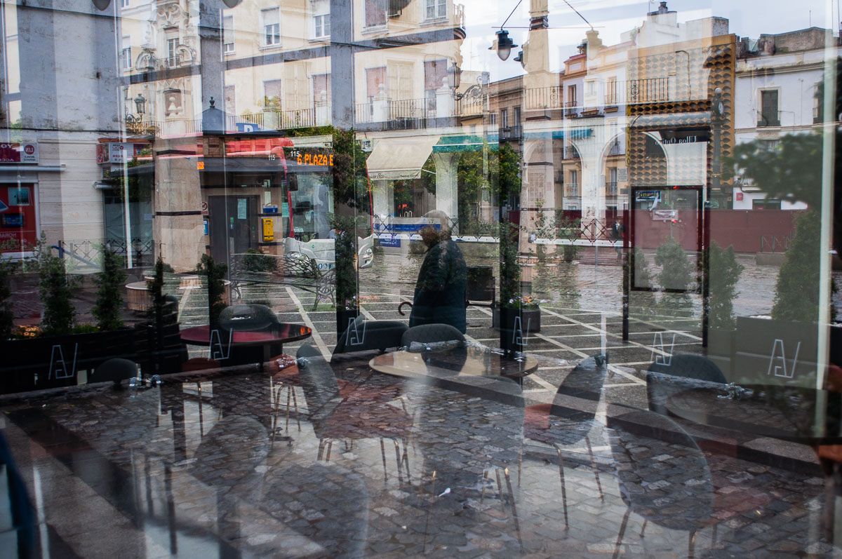 Los negocios de la plaza Esteve, vacíos. FOTO: MANU GARCÍA.