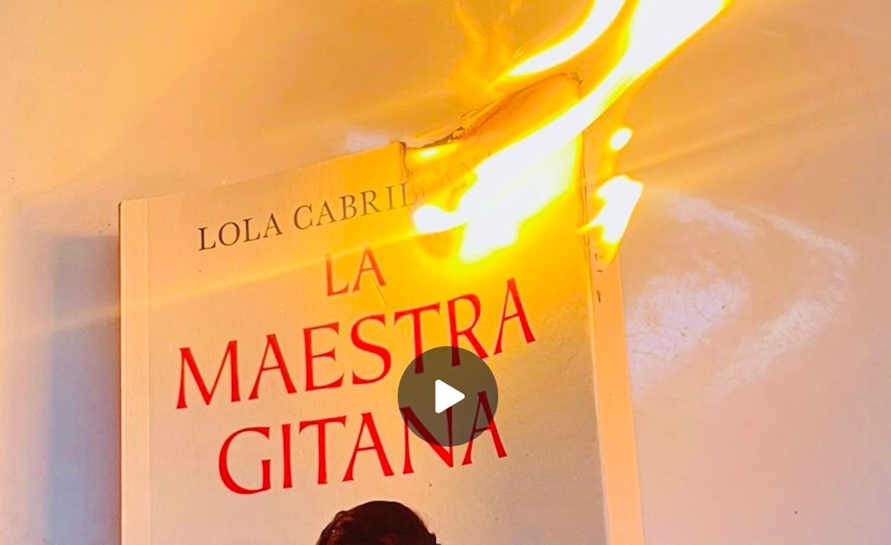 El libro de Lola Cabrillana, quemado.