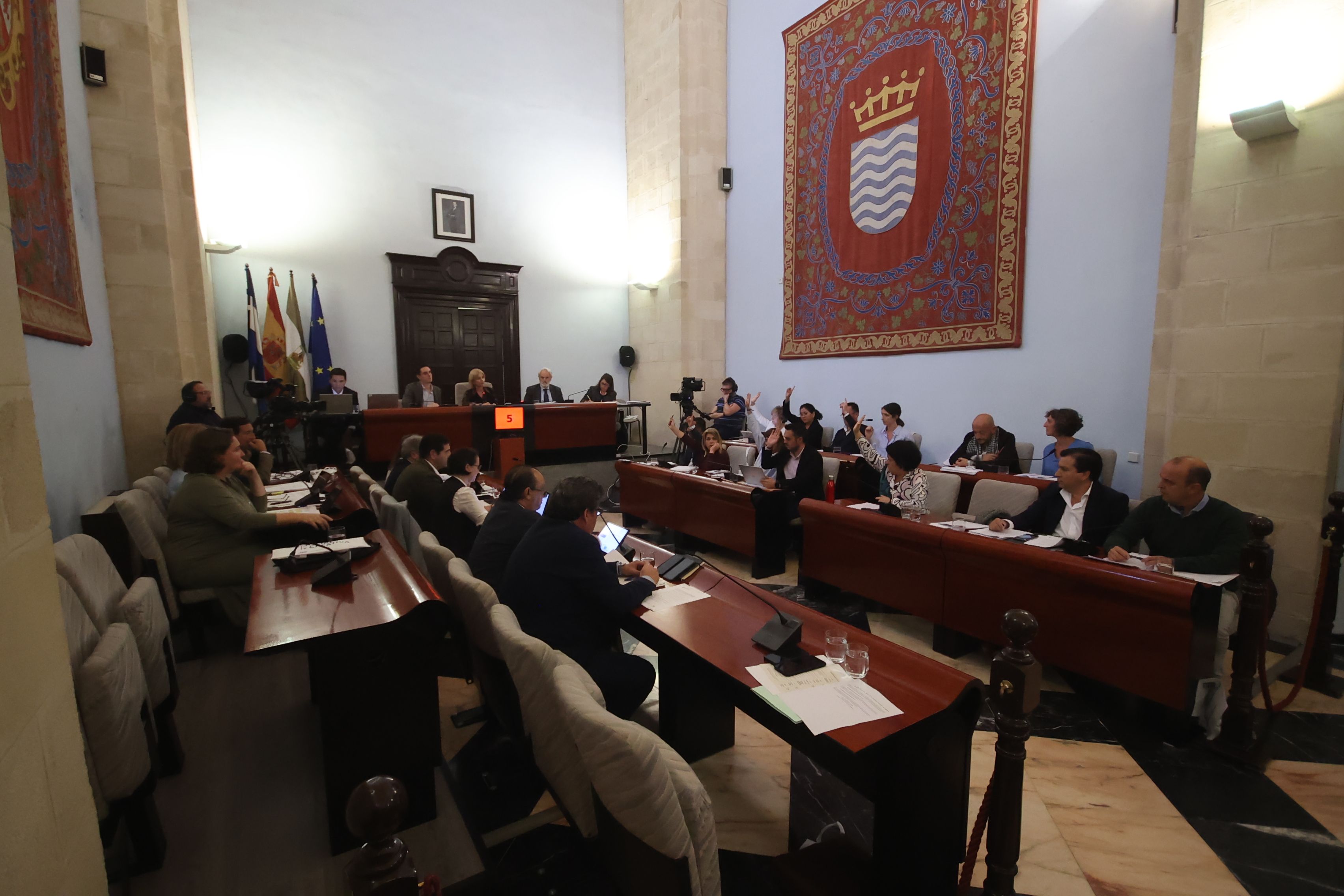 El PSOE se absiene en el punto por el que quedan suspendidas las licencias para nuevos proyectos de renovables en zonas de viña en Jerez, en el pleno de octubre.