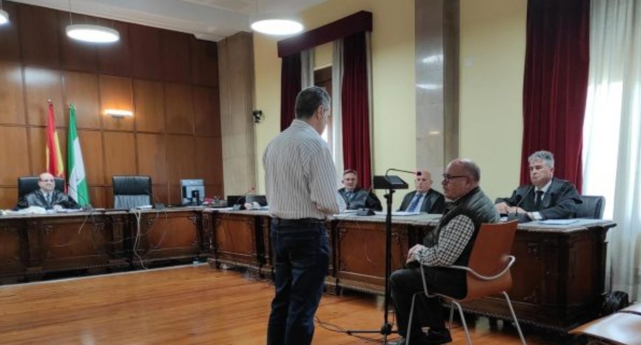 El acusado de matar a un ladrón en su vivienda ha sido condenado a dos años y medio de prisión.