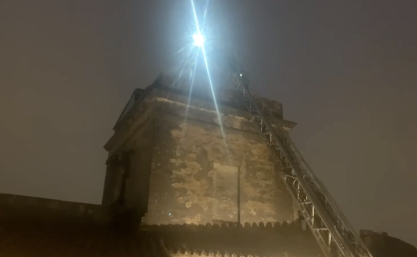 Actuación de emergencia en los techos del Palacio de Villapanés cuatro días después de 'Bernard'.