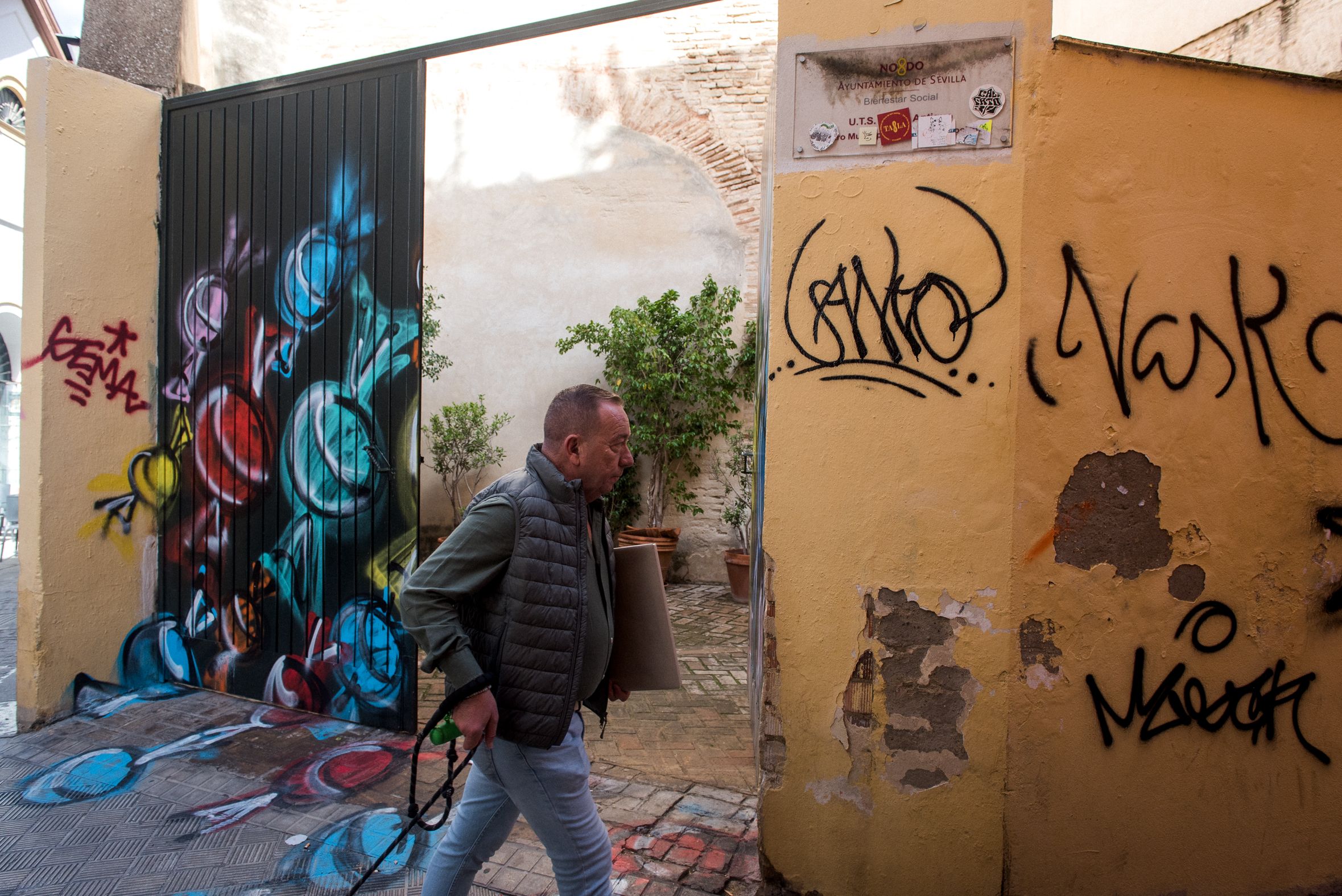 Edificio de Bienestar Social del Ayuntamiento de Sevilla, en el centro.