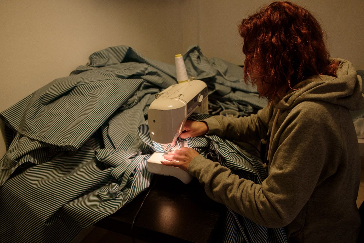 Una mujer cosiendo batas, en días pasados. FOTO: MANU GARCÍA