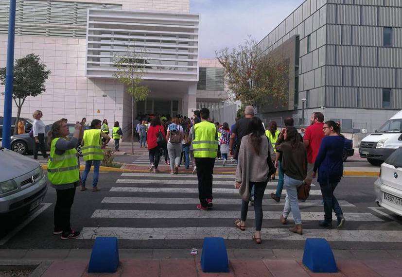 ¿Cobrará este mes más dinero en su nómina? La clave, las retenciones a cuenta del IRPF. En la imagen, empleados entrando a su centro de trabajo.