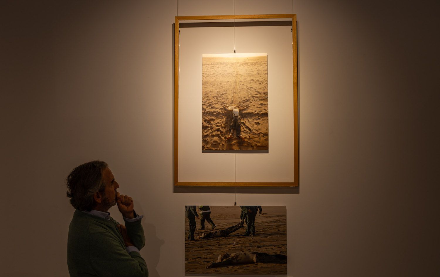 Inmigración. El fotoperiodista Fito Carreto, mira sus imágenes del naufragio de Rota.