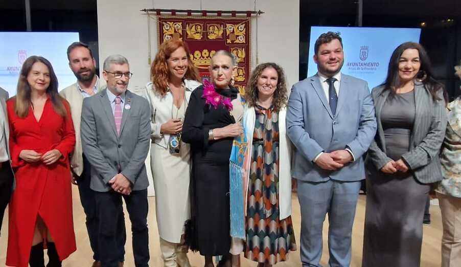 Un momento del acto, con Manolita Chen en el centro, junto a representantes de diversos organismos. Un momento del acto, con Manolita Chen en el centro, junto a representantes de diversos organismos.