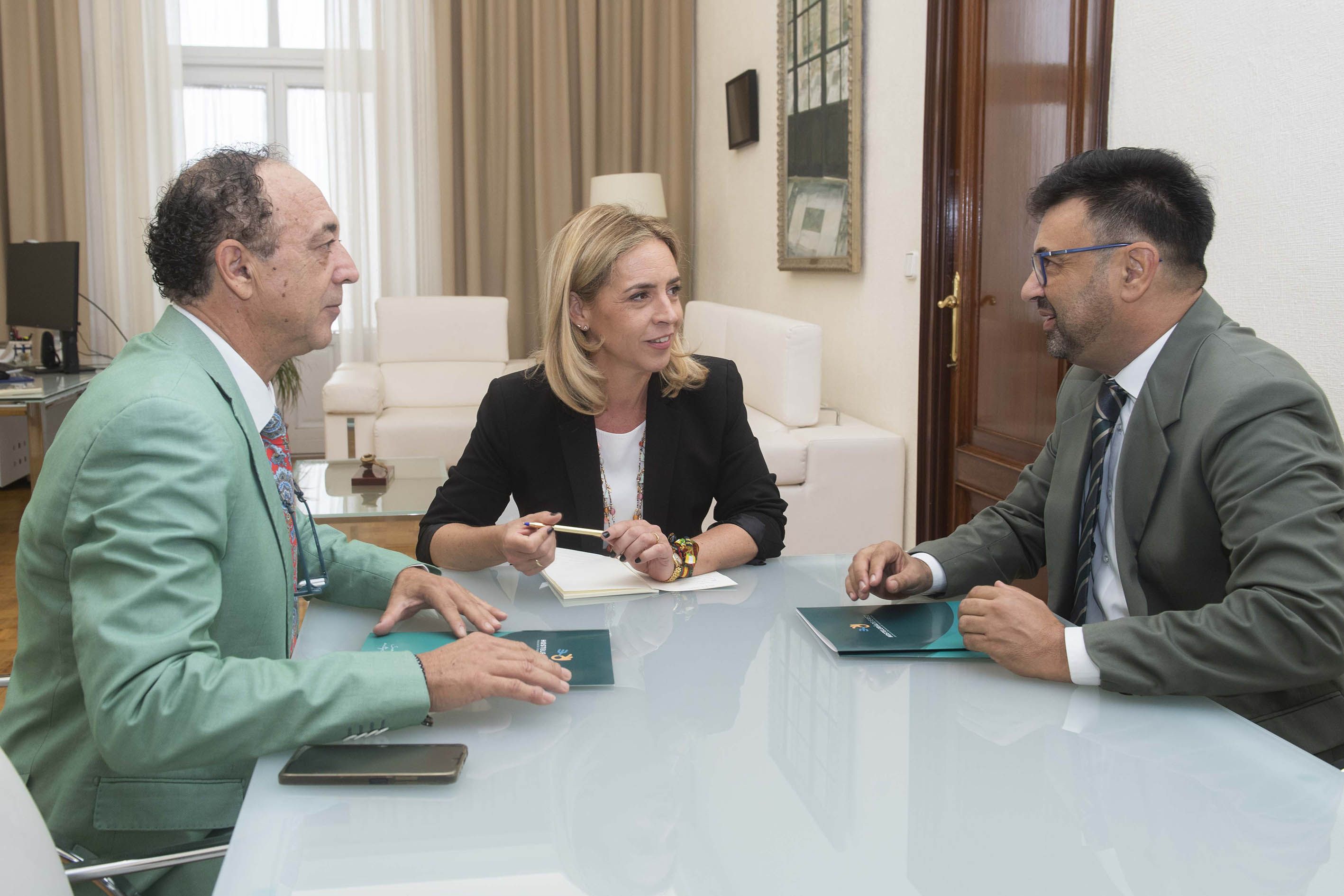 La Asociación de Hostelería de Jerez recibe el apoyo de Diputación a favor del turismo gastronómico. En la imagen, Almudena Martinez reunida con Alfredo Carrasco y Manuel Giron.