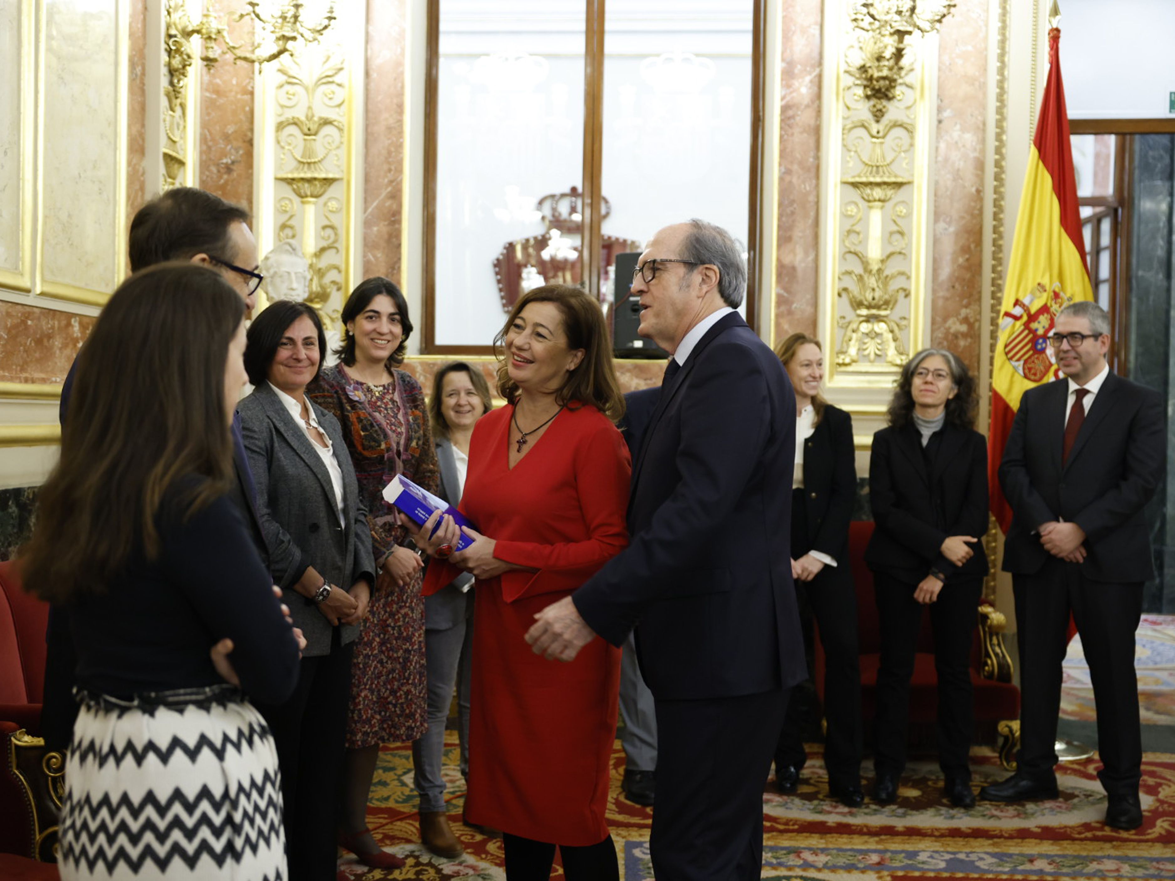 El Defensor del Pueblo, Ángel Gabilondo, entrega el informe de abusos de la Iglesia en el Congreso.