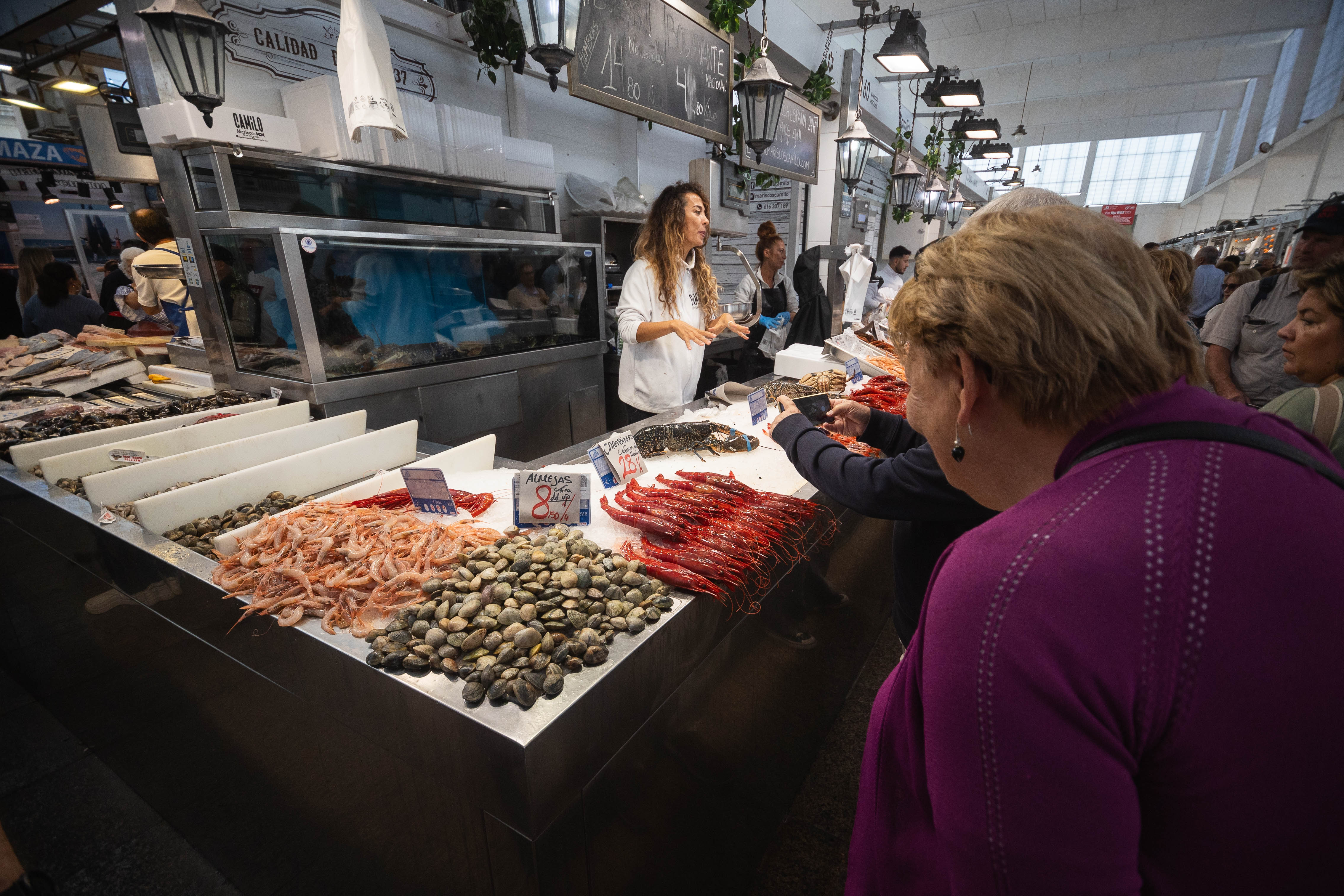 Puestos de pescado y marisco en el Mercado Central de Cádiz este mes de octubre.