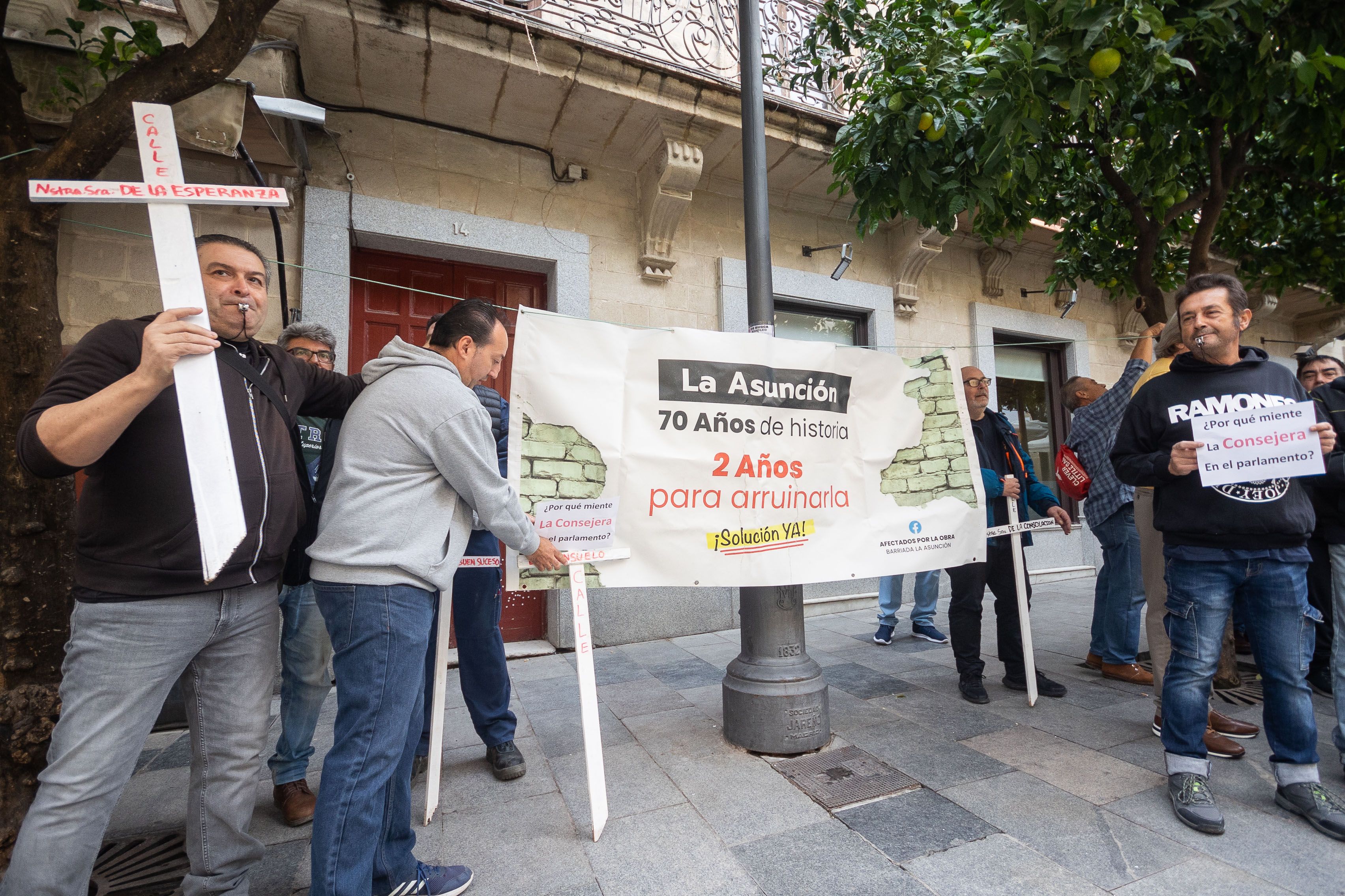 Protesta de los vecinos de La Asunción en un pleno reciente en el Ayuntamiento de Jerez.