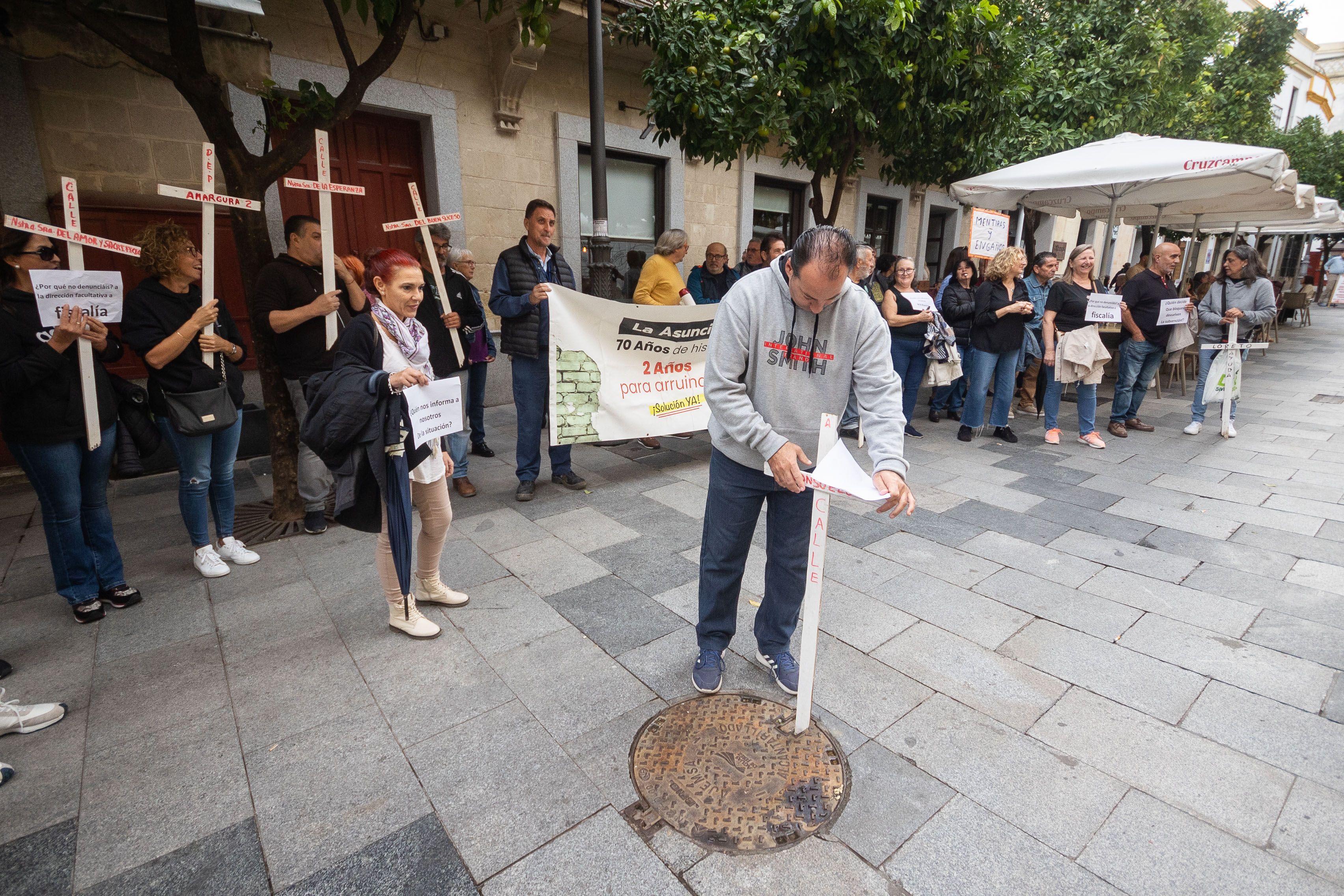 Concentración de vecinos de la Asunción para reclamar el apoyo de las administraciones.